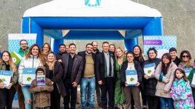 Walter Vuoto y Tristán Bauer entregaron bibliotecas a beneficiarios del Procrear