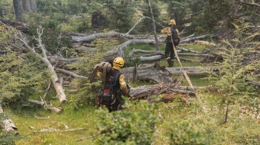 Brigadistas trabajan en un nuevo foco de incendio cercano al río Lainez