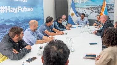 Se firmó el contrato para la obra de cambio del césped sintético del estadio Hugo Lumbreras