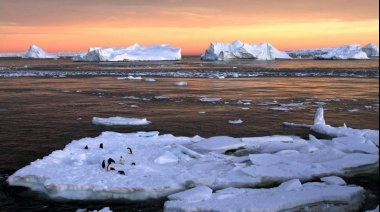 Científicos advierten que el calentamiento global aceleró el deshielo de glaciares en la Antártida