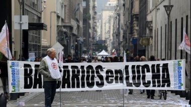 Los bancarios acordaron un aumento de 66% y un bono por su día de casi $343.000