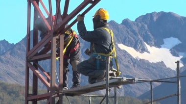 Milei y la libertad de quedarse sin trabajo: Cayeron un 40% los puestos formales en la construcción en TDF