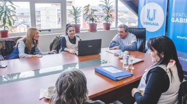 Becerra se reunió con docentes y alumnos de la escuela Kayú Chenen