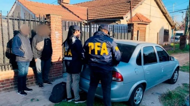 Desbaratan una organización que llevaba droga oculta en autos trasladados en semirremolques desde Buenos Aires