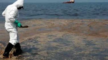 Detectaron un posible derrame de petróleo en TDF: investigan a dos buques extranjeros que navegaban por la zona