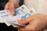 En abril, el salario formal cayó por cuarto mes consecutivo