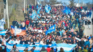 Multitudinaria caminata de Fuerza Patria en Tolhuin