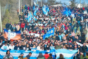 Multitudinaria caminata de Fuerza Patria en Tolhuin