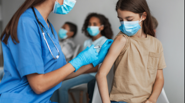 La OMS llama a "considerar" la vacunación anticovid a grupos de bajo riesgo