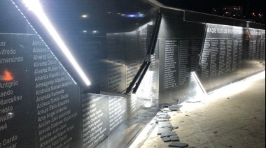 Sciurano lamentó la vandalización del muro de la Plaza Malvinas