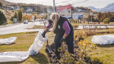 La Municipalidad trabaja en el mantenimiento de espacios verdes, paseos, canteros y rotondas