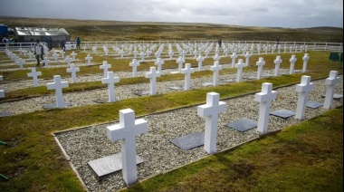 Familiares de caídos en Malvinas volvieron a la isla después de cinco años y visitaron el cementerio de Darwin