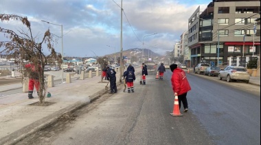 Comenzaron las tareas de limpieza de barro en veredas y cordones de calles