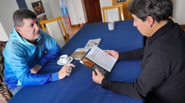 El escritor José Castellani donó su último libro al Espacio Pensar Malvinas