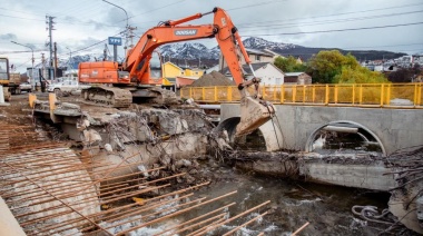 Comenzó la demolición del viejo puente sobre la avenida Perito Moreno