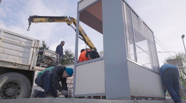 Ushuaia: Se colocan nuevas garitas de colectivo para personas con movilidad reducida