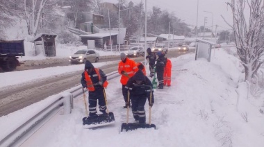 Las cuadrillas de la Municipalidad trabajan en la limpieza de garitas de colectivos, veredas y escaleras públicas