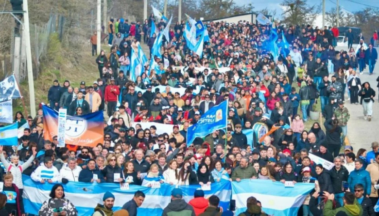 Multitudinaria caminata de Fuerza Patria en Tolhuin