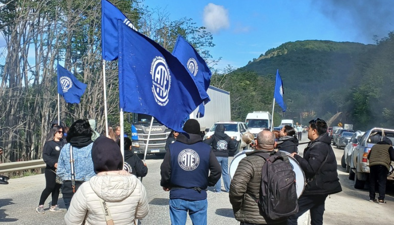 Por un reclamo salarial ATE cortó la ruta 3 en el ingreso a Ushuaia