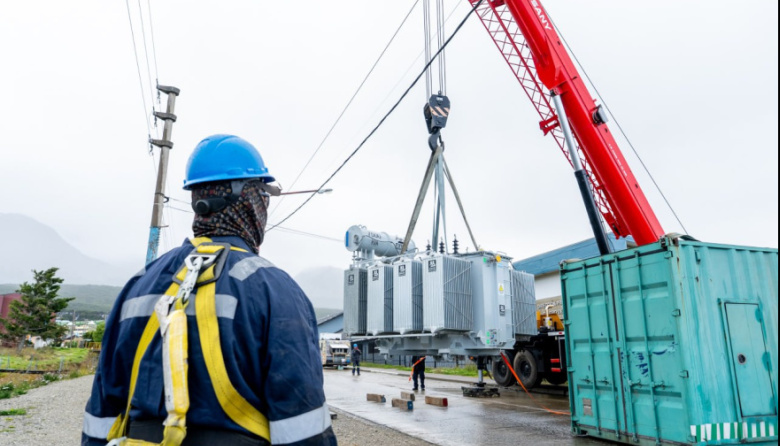 Un transformador de alta potencia refuerza la distribución eléctrica en un sector estratégico de Ushuaia