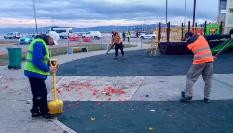 Realizan tareas de limpieza tras los festejos del "Carnaval Central" en Ushuaia