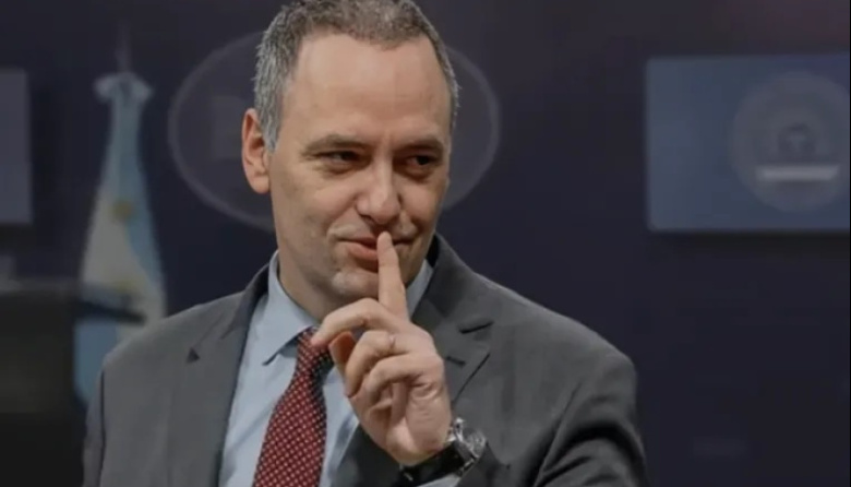 Confirman viaje en primera clase de Adorni a Aruba pagado en efectivo y avanza la investigación