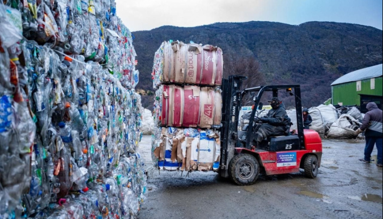 Ushuaia concretó el envío de 15 toneladas de plástico PET para reciclaje en el continente