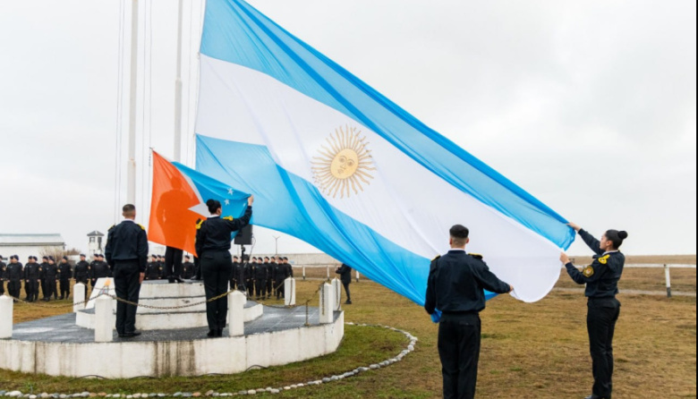 La Provincia realizó un izamiento histórico de la Bandera en todo su territorio bicontinental