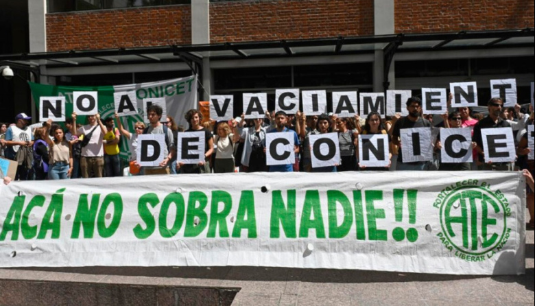 Científicos del Conicet se movilizan al Polo Científico contra los despidos y el recorte presupuestario