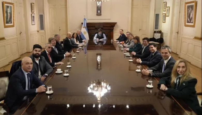 Milei volvió a reunir al Gabinete y aseguró que no modificará el rumbo por las elecciones