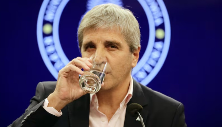 Caputo propuso una ley para castigar a periodistas