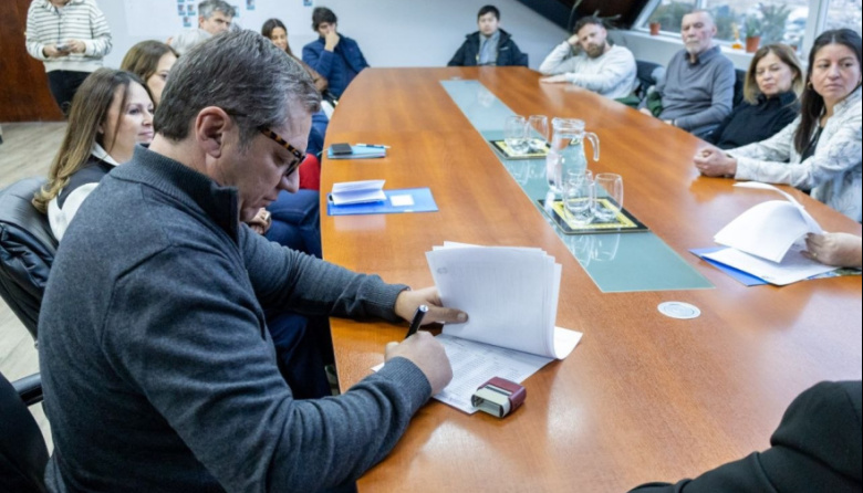 Se firmó el contrato para pavimentar De Los Ñires