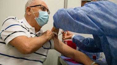 Demostraron que la protección de las vacunas disminuye en mayores a los seis meses de aplicadas