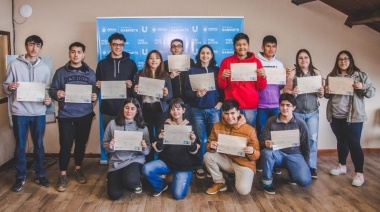 Becerra entregó certificados a alumnos del colegio José Martí que realizaron pasantías en el municipio