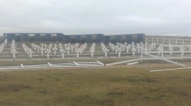 El Cementerio de Darwin tiene las defensas rotas, muros caídos y las tumbas despintadas