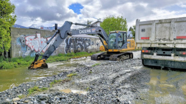 La Municipalidad realiza tareas de saneamiento en el arroyo Buena Esperanza