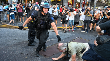 Brutal represión contra quienes protestaban por la reforma laboral de Milei