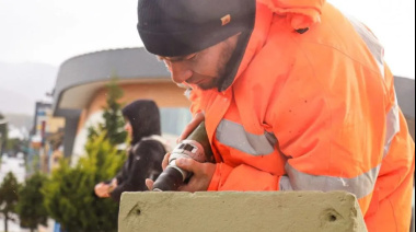 El Municipio de Ushuaia renovó los escudos provinciales de la plaza Islas Malvinas