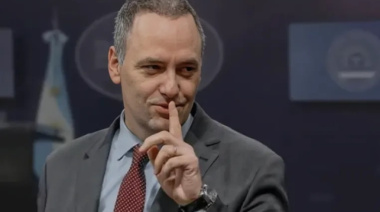 Confirman viaje en primera clase de Adorni a Aruba pagado en efectivo y avanza la investigación