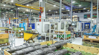 La economía volvió a caer y registró una baja del 1,5% mensual en abril