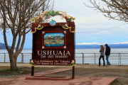 3700 firmas para rechazar la remoción del cartel de Ushuaia en el ingreso al puerto 