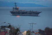El USS Nimitz cruzó el Estrecho de Magallanes y ya navega por el Atlántico Sur