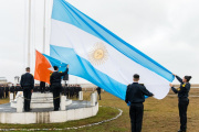 La Provincia realizó un izamiento histórico de la Bandera en todo su territorio bicontinental