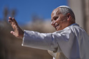 El Canciller confirmó que analizan dictar asuetos por la visita del papa León XIV