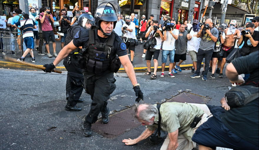Brutal represión contra quienes protestaban por la reforma laboral de Milei